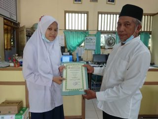 Penyerahan Beasiswa Prestasi MTs I'anatut Tholibin