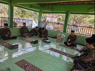 Civitas Akademika Madrasah I'anatut Thalibin Adakan Ziarah Haul KH Muzajjad 1446 H / 2024 M