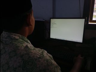 Ekskul Komputer MTs I’anatut Tholibin: Siswa Antusias Ngoding Bahasa Pemrograman, Peserta Membludak di Pertemuan Kedua