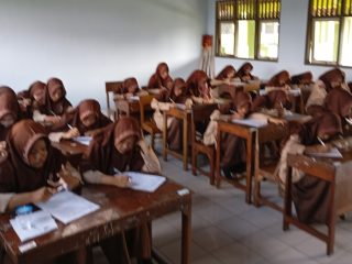 Sumatif Tengah Semester Tahun Ajaran 2025/2026 di MTs. I'anatut Tholibin: Komitmen terhadap Pendidikan Berkualitas Terus Ditingkatkan