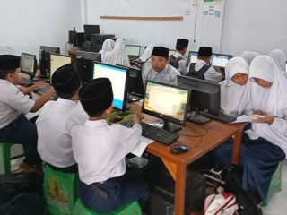 Siswa MI I’anatut Thalibin Pati Kompak Belajar Ngoding di Lab Komputer