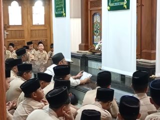 Hari Pertama Masuk Sekolah, Perguruan Islam I'anatut Thalibin Gelar Ziarah Bersama ke Makam KH Ahmad Mutamakkin