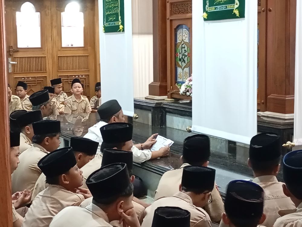 Hari Pertama Masuk Sekolah, Perguruan Islam I'anatut Thalibin Gelar Ziarah Bersama ke Makam KH Ahmad Mutamakkin